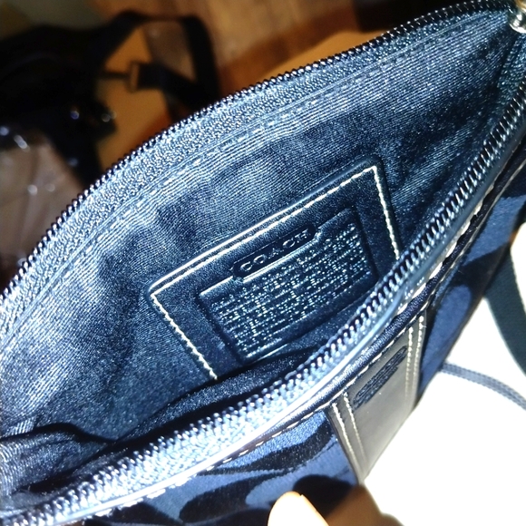 COACH 🖤Classic Signature Crossbody Bag - Picture 8 of 10